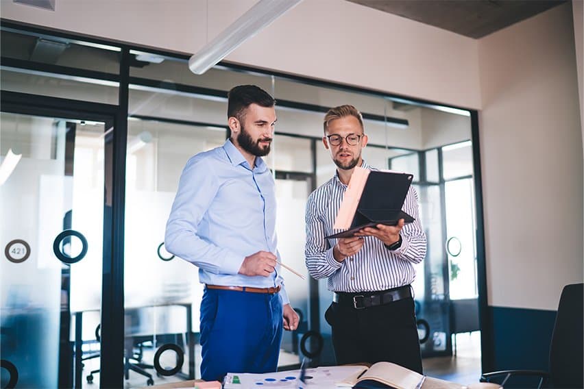 Consultant Vs Contractor: Which Is the Best? image